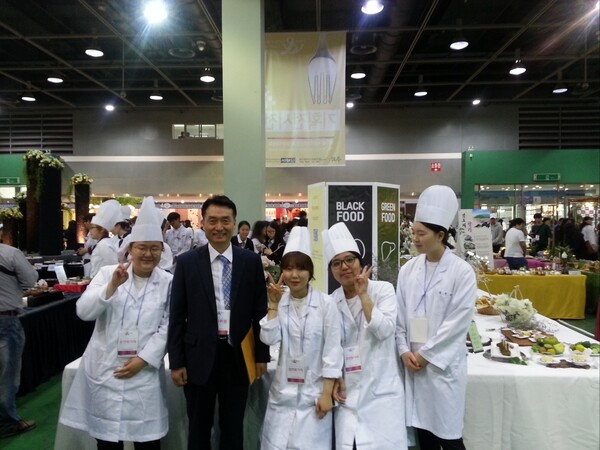 최정탁 한국떡류제조업협동조합 전무이사 (왼쪽에서 두 번째)