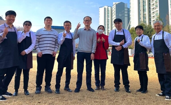 커피 바리스타 교육과정에 참여한 대전맹학교 시각장애햑생들이 2급 자격시험에 11명 전원 합격했다.