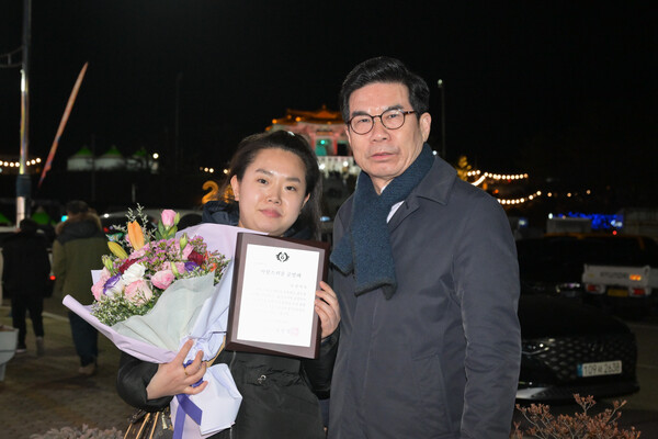 김광열 영덕군수(맨 오른쪽)가 고 강미옥 씨의 유가족에게 ‘자랑스러운 군민패’를 전달하고 있다.