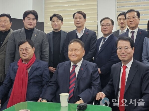 이상민 의원(앞줄 가운데)이 10일 대전시의회 기자실에서 간담회를 열고 민주당 탈당 사연과 새 의지를 밝혔다. [사진=이재희 기자]