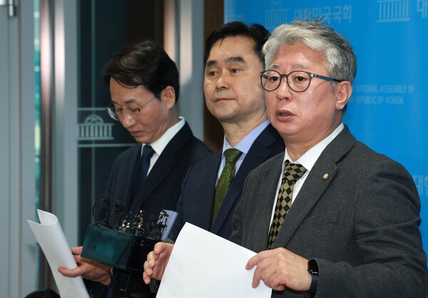 (왼쪽부터) 민주당을 탈당한 이원욱 의원, 김종민 의원, 조응천 의원 [뉴시스]