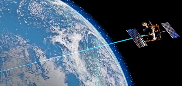 한화시스템이 개발에 착수한 ‘상용 저궤도위성기반 통신체계’에 활용될 원웹의 저궤도 통신위성 이미지 [뉴시스]