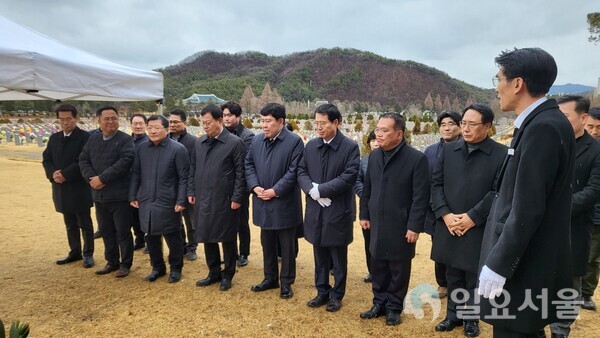 국민의힘 대전시당 간부들과 총선 예비후보들은 5일 대전현충원에 안장된 순직 소방관 묘소를 참배했다[사진 = 국민의힘 대전시당]