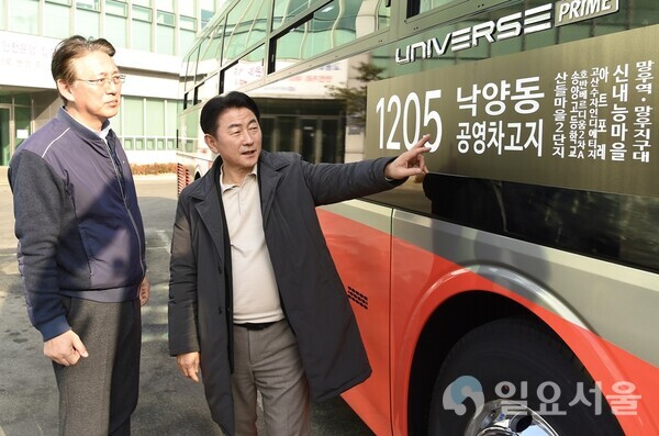 김동근 시장이 2월 13일 낙양동 버스공영차고지에서 민락‧고산지구~상봉역 운행 광역버스에 대한 현장점검을 하고 있다.