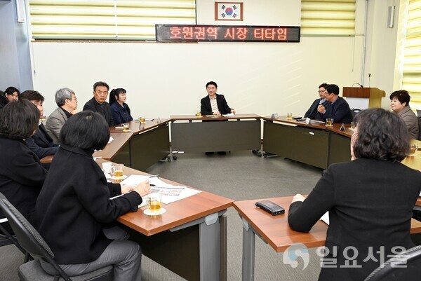 김동근 시장이 2월 14일 호원2동행정복지센터에서 ‘시민과 함께 하는 시장 티타임’을 진행하고 있다.