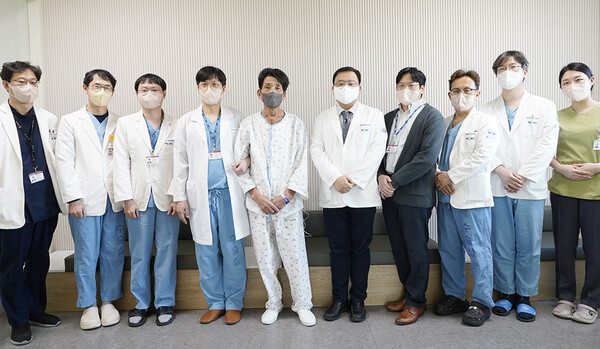 영남대병원 심장이식 수술 관련 교수진과 환자 그리고 장기이식코디네이터(오른쪽에서 첫 번째). [사진=영남대병원]