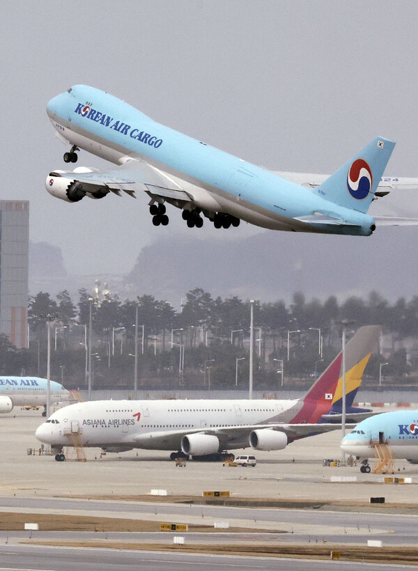 지난 14일 인천국제공항 전망대에서 바라본 공항 계류장 내 대한항공과 아시아나항공 모습. [뉴시스]