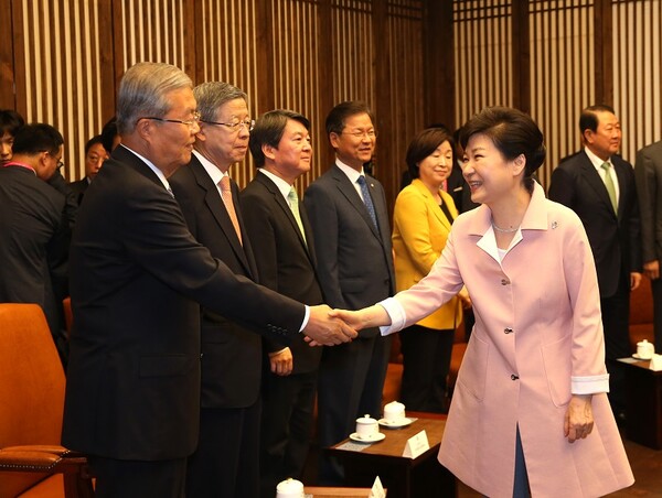 박근혜 대통령과 악수나누는 김종인 위원장. 뉴시스