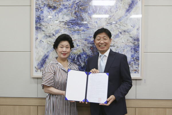 2020년 8월 박승호 총장(오른쪽)으로부터 명예교수 임명장을 수여받은 이영순 교수(왼쪽)