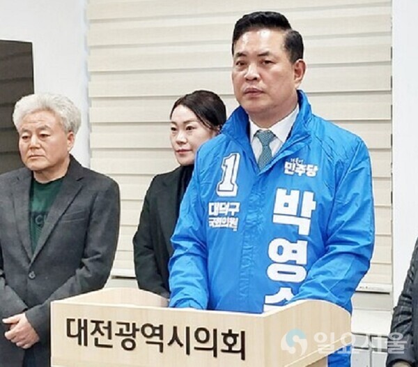 더불어민주당 박영순  의원(대전 대덕)이 민주당의 하위 10% 통보에 대해 반발하는 회견을 대전시 의회에서 하고 있다.[사진 = 육심무 기자]