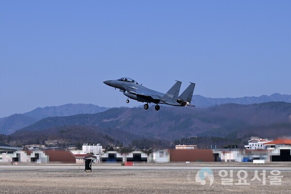 공군 제11전투비행단 F-15K 전투기가 훈련에 참가하기 위해 힘차게 이륙하고 있는 모습.[사진 = 공군본부]