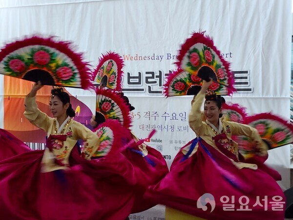 대전시립무용단이 20일 ‘수요브런치콘서트’ 무대에서 부채춤을 선보이고 있다. [사진=이재희 기자]