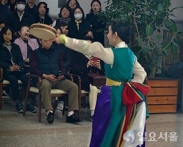 대전시청을 찾은 시민들에게  대전시립무용단원이 남도 소고춤 공연을 펼쳐 보이고 있다. [사진=이재희 기자]