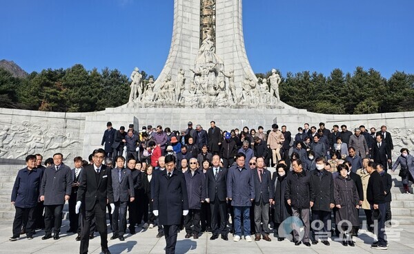 국민의힘 윤소식 대전유성갑 국회의원 후보가 21일 지지자들과 대전현충원을 참배하고 있다.[사진= 육심무 기자]