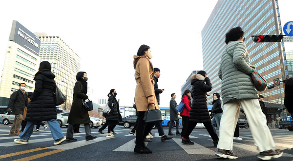 지난 2월13일 서울 종로구 광화문네거리에서 시민들이 출근하고 있는 모습. [뉴시스]