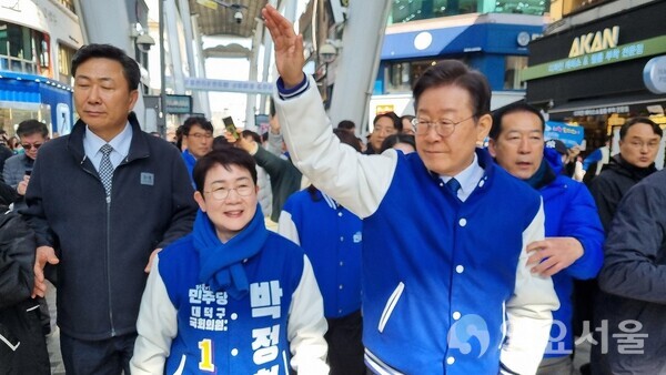 이재명 대표의 대전 방문에서 은행동 지역에서 선거운동을 하고 있는 박정현 후보.[사진 = 육심무 기자]