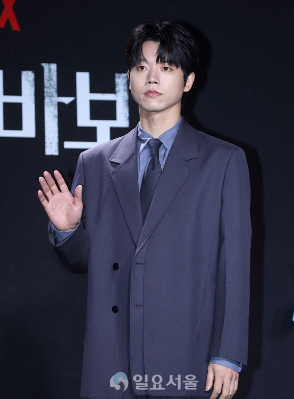 [IS포토] 전성우, 신도들을 보살피는 '종말의 바보' 신부님
