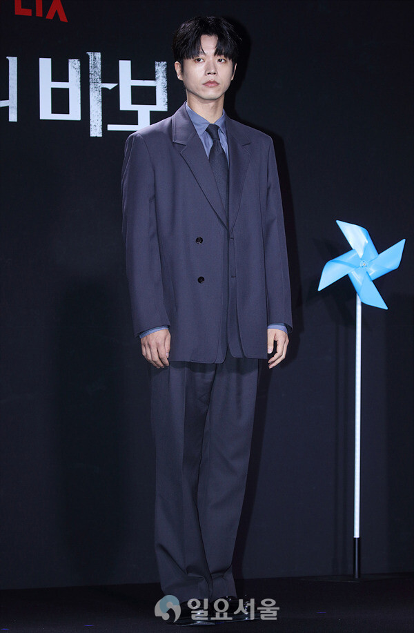 [IS포토] 전성우, 신도들을 보살피는 '종말의 바보' 신부님
