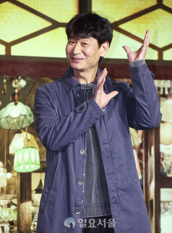 [IS포토] 박혁권, 조명가게 '반짝반짝~'