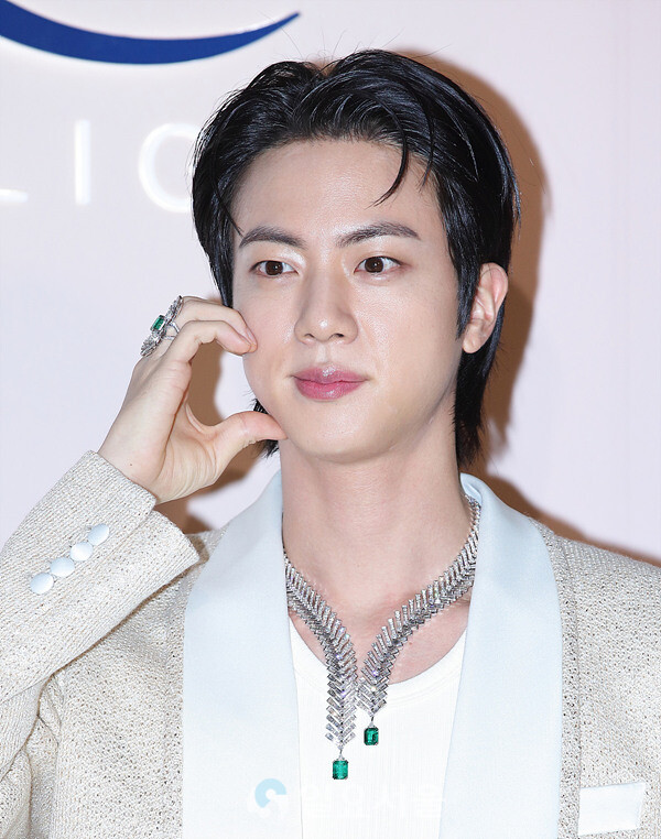 [IS포토] 볼콕 하트 '방탄소년단(BTS) 진(JIN)'