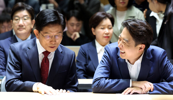 김문수 국민의힘 대선 후보와 이준석 개혁신당 대선 후보가  5월 19일 오전 서울 중구 서울시청에서 열린 '약자와 동행하는 서울' 토론회에서 대화하고 있다.[뉴시스]