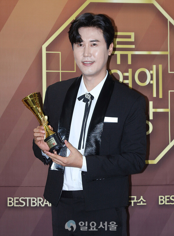 대세 행보 멈추지 않는 신성, 한류연예대상 포토월서 빛나는 존재감!