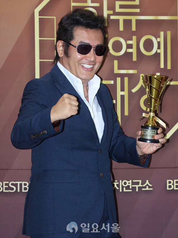 김보성, 한류 연예대상 포토월서 '으~이리!' 여전한 매력 발산