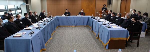 충남노인회 회원들과 간담회 갖는 김태흠 지사. 뉴시스