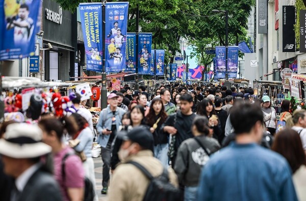 붐비는 명동거리. 뉴시스