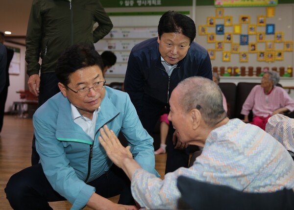 경북 성주 노인전문간호센터 찾은 이철우 경북지사. 뉴시스