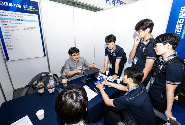 영진전문대 백호체육관에서 열린 ‘2025 미래모빌리티 잡 엑스포 기업 부스를 찾은 고교생들이 취업 상담을 받고 있다. [사진=영진전문대]