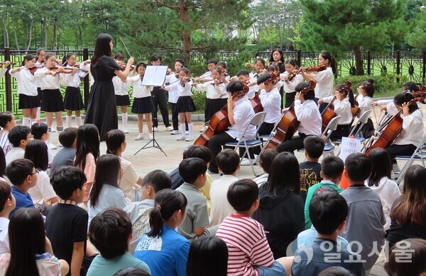 대전 상원초등학교가 12일 제 3회 등굣길 음악회를 개최했다.[사진 = 육심무 기자]
