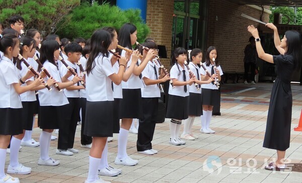 상대초 학생들이 리코더 합주를 하고 있다.[사진 = 육심무 기자]