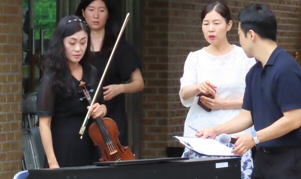 이미정 대전상원초 교장(오른쪽 두번째)이 음악회 관계자들과 행사 진행을 확인하고 있다.[사진 = 육심무 기자]