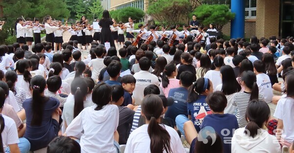 등굣길 음악회에 참석한 청중들 [사진 = 육심무 기자]