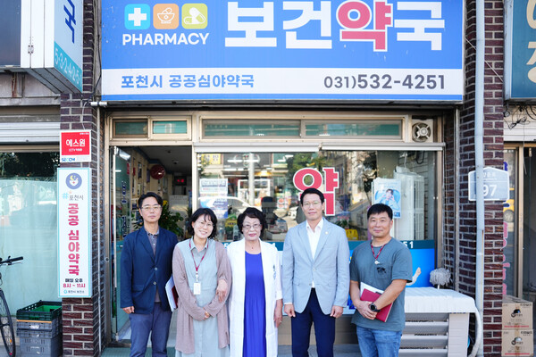 포천시의회 임종훈 의장이 공공 심야약국을 찾아 운영 상황을 직접 살펴보고 현장의 목소리를 들었다./ 사진 제공=포천시의회