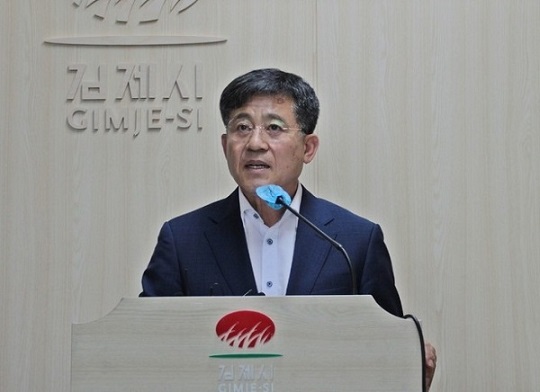 행정안전부 중앙분쟁조정위원회의 '새만금 만경 6공구 방수제' 및 '남북2축도로' 김제시 관할결정에 정성주 시장이 17일 환영의 뜻을 밝혔다. 정 시장은 "앞으로는 소모적인 관할권 갈등을 멈추고 새만금 내부개발과 투자유치, 국가 경제발전 기여에 힘을 모아야 할 시점”이라"고 말했다. 덧붙여 "남은 새만금신항 등 관할 결정에서도 동일한 원칙과 기준에 따라 합리적으로 이뤄져야 한다”고 했다.