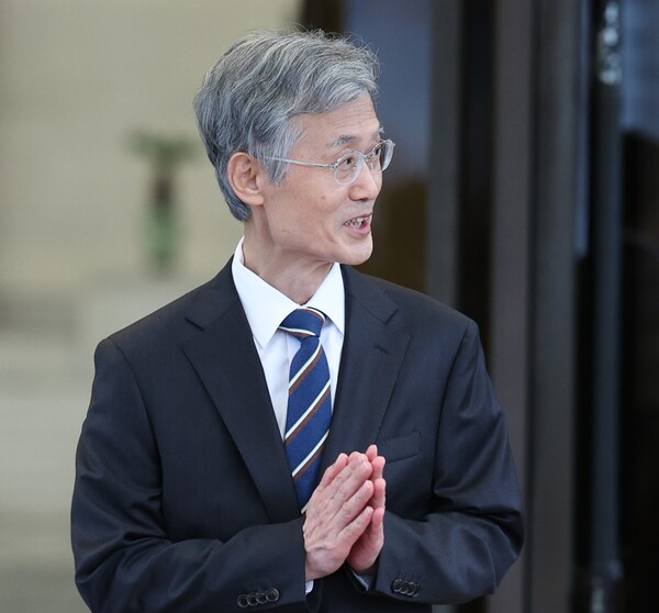 조희대 대법원장이 9월 17일 서울 서초구 대법원에서 퇴근하고 있다. 조 대법원장은 이날 한덕수 전 국무총리와 이재명 대통령의 공직선거법 위반 사건 처리를 논의했다는 의혹을 전면 부인했다.[뉴시스]