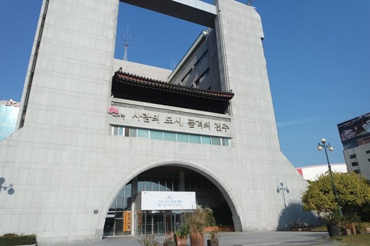  전주시가 오는 22일부터 10월 1일까지를 ‘추석맞이 청결주간’으로 정하고 불법 폐기물 등 쓰레기가 적치된 취약지의 쓰레기를 말끔히 정리하기로 했다. 전주시가 올해 추석 시민 편의 중점의 청소종합대책 가동키로 한 것.