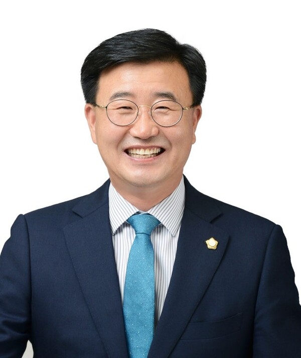  완주군의회가 '주민조례청구제도' 활성화를 위해 대대적인 홍보 활동에 나섰다. 군의회는 군민들이 제도를 쉽게 이해하고 참여할 수 있도록 의회 홈페이지와 전광판 송출, 카드뉴스 제작, 홍보 리플릿 배포, 읍·면·동 주민자치센터 안내 등 다각적인 홍보를 추진하고 있다고 19일 밝혔다.(사진은 유의식 군의장)