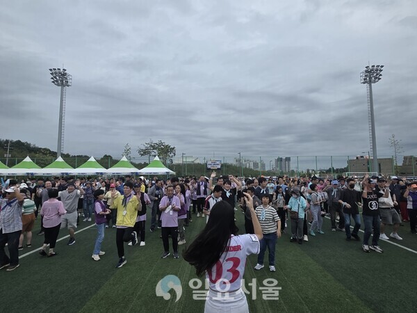 참가자들이 치어리더의 동작에 맞춰 체조를 하고 있다(사진=김교연 기자) 