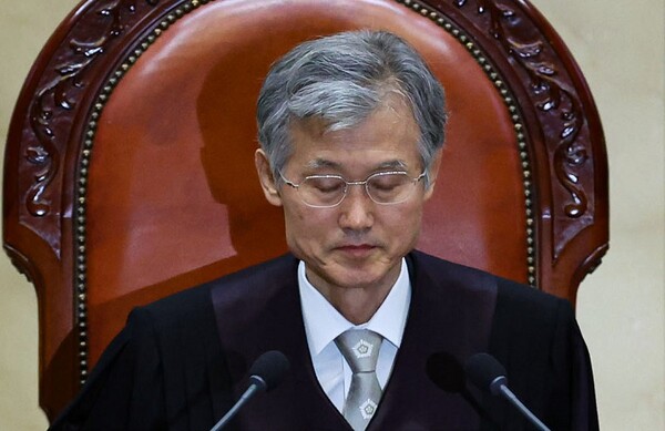 고민에 빠진 조희대 대법관. 뉴시스