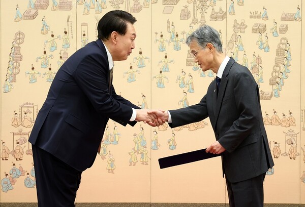 윤 대통령이 조희대 신임대법원장에게 임명장을 수여후 악수를 나누고 있다. 뉴시스