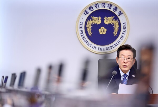 수석보좌관회의 발언하는 이 대통령. 뉴시스