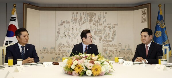 이 대통령과 여야 지도부 회동. 뉴시스