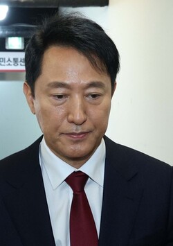 오세훈 서울시장이 4월 12일 서울 영등포구 국민의힘 중앙당사에서 제21대 대통령 선거 불출마 선언 긴급 기자회견을 마치고 이동하고 있다. [뉴시스]