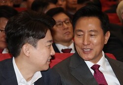 오세훈 서울시장과 이준석 개혁신당 의원이 3월 7일 서울 여의도 국회 의원회관에서 열린 지방분권형 헌법 개정 국회 대토론회에서 대화하고 있다. [뉴시스]