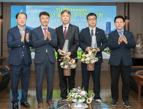 왼쪽에서 두 번째부터 최외출 총장, 오태환 교수, 이희용 교수. [사진=영남대]