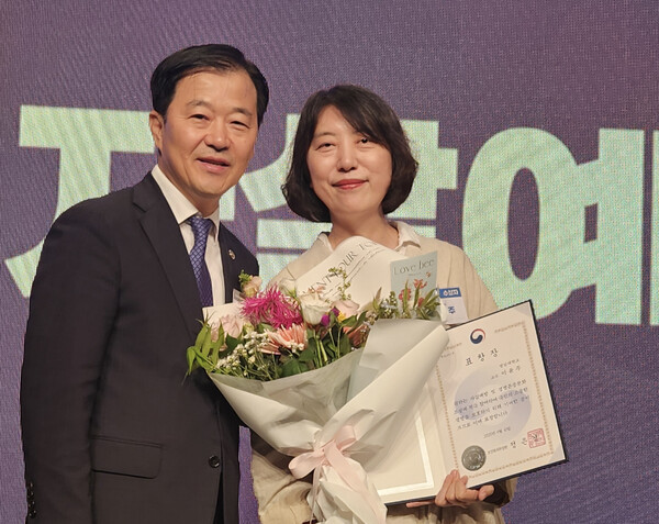 왼쪽부터 이형훈 보건복지부 차관, 영남대학교 교육학과 이윤주 교수. [사진=영남대]