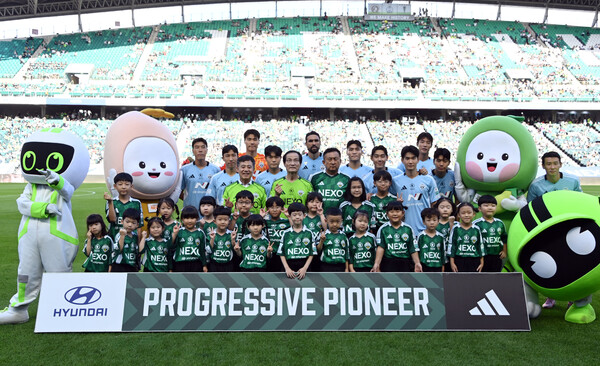 정성주 김제시장이 지난 20일 오후 4시 30분 전주월드컵경기장에서 김천상무와 전북현대 30라운드 경기에 참가해 ‘김제파트너데이’를 진행했다. 정 시장은 이날  지평선축제와 김제쌀을 홍보했다.